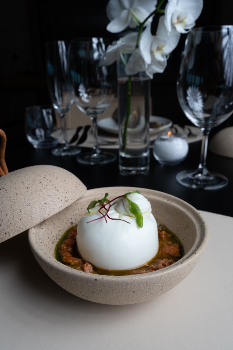 Burrata com ragu de linguicinha, pesto basilico e rúcula — Flor de Sal