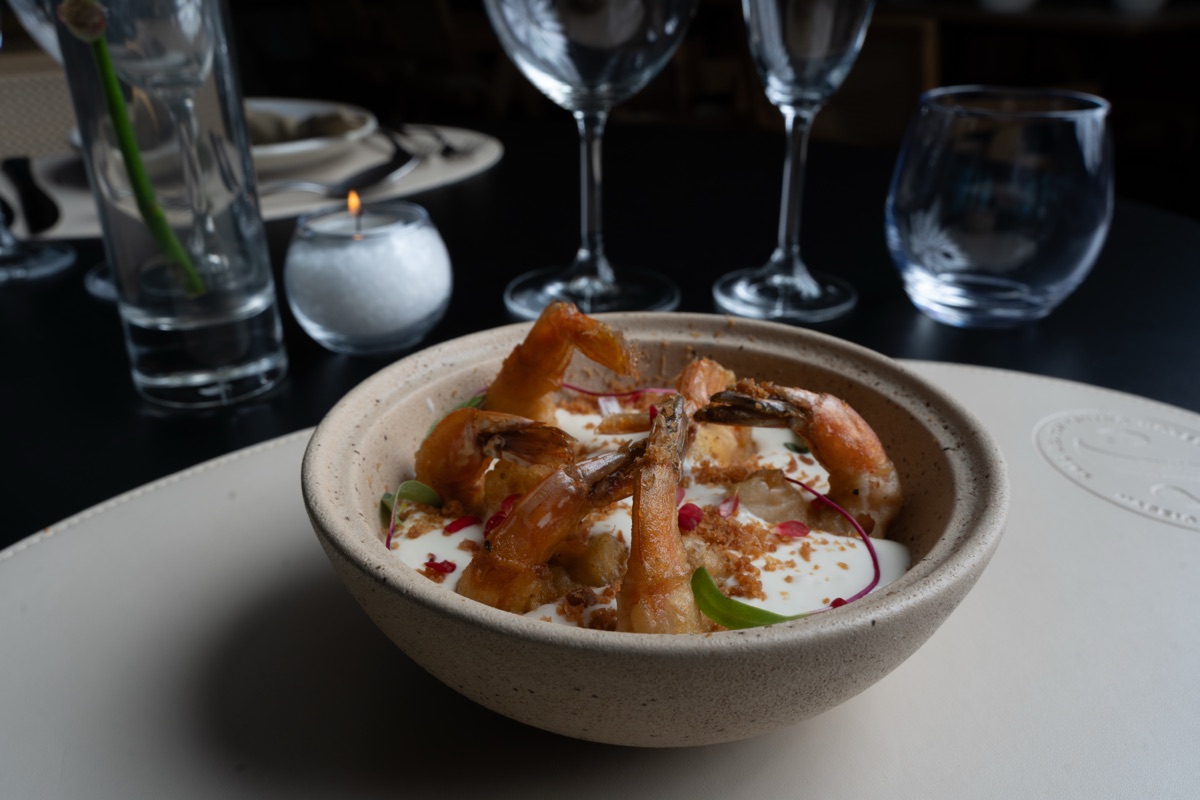 Camarões crocantes com fonduta de grana padano e farofa de bacon — Flor de Sal
