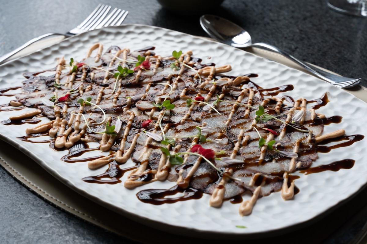 Carpaccio de polvo com aioli de páprica e tarê — Flor de Sal