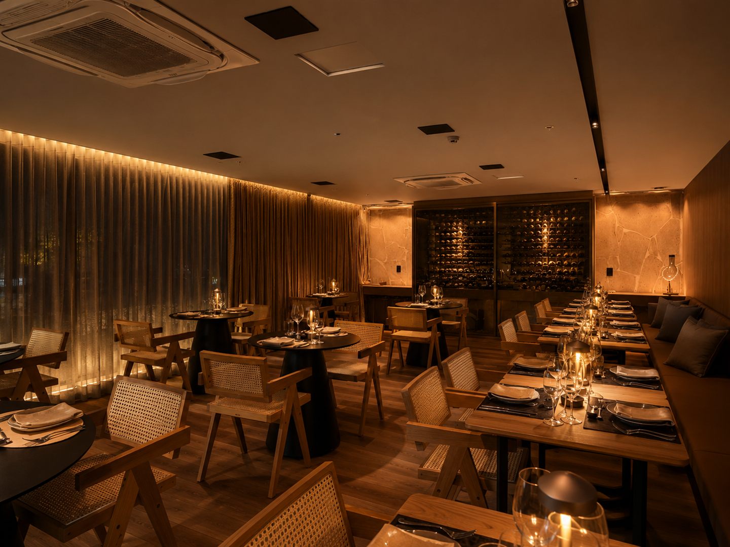 Salão do Flor de Sal · Terrace + Bistrot iluminado à noite, com mesas postas e luz âmbar